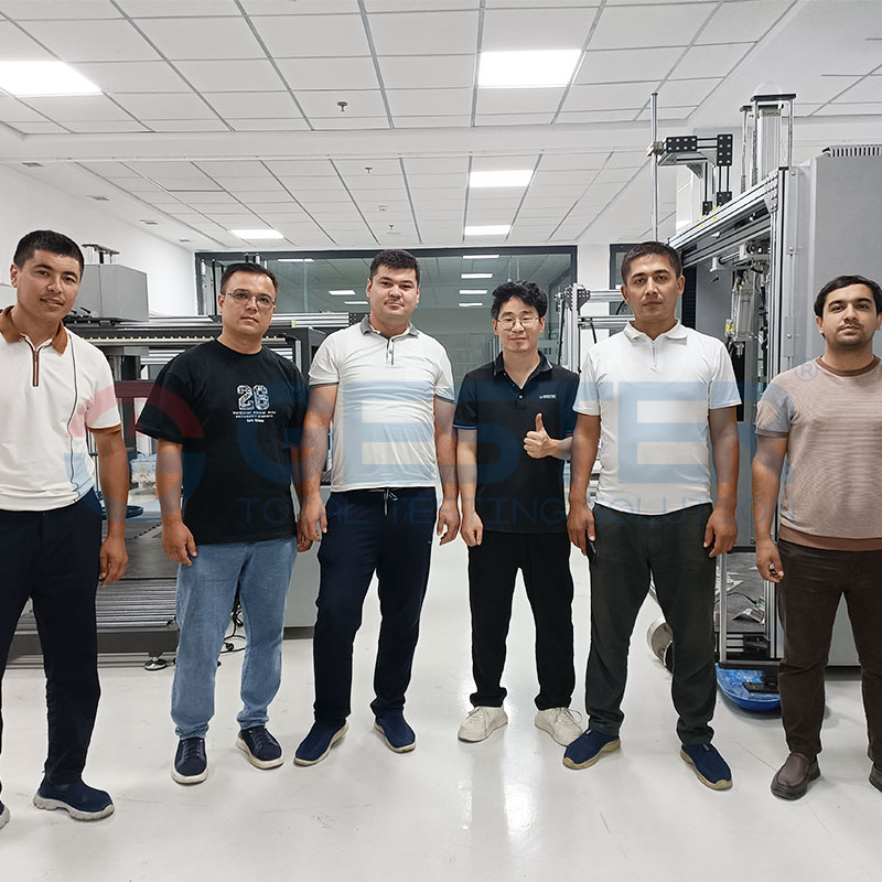 Treinamento no local sobre equipamentos de teste de móveis no Uzbequistão