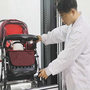 teste de segurança de carrinho de bebê